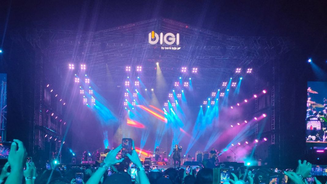 Konser Dewa 19 di Bandung sukses