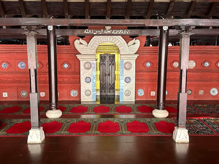 Tempat wisata Cirebon, Masjid Merah