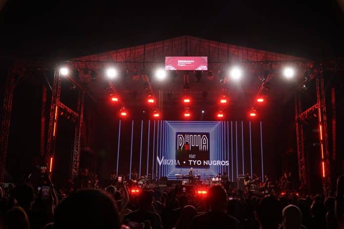 Potret keseruan konser Dewa 19 di Cirebon