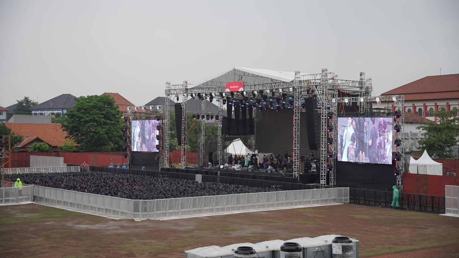Persiapan panggung sebelum acara
