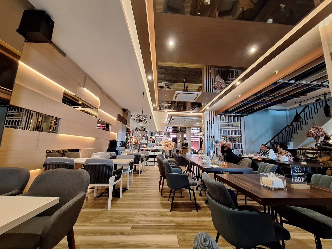 Cafe di Manado, First Class Eatery