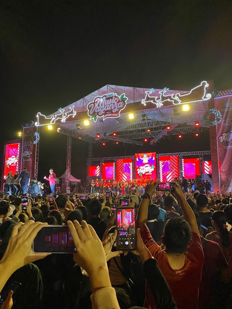 Konser di Pohon Kasih Kawasan Megamas Manado