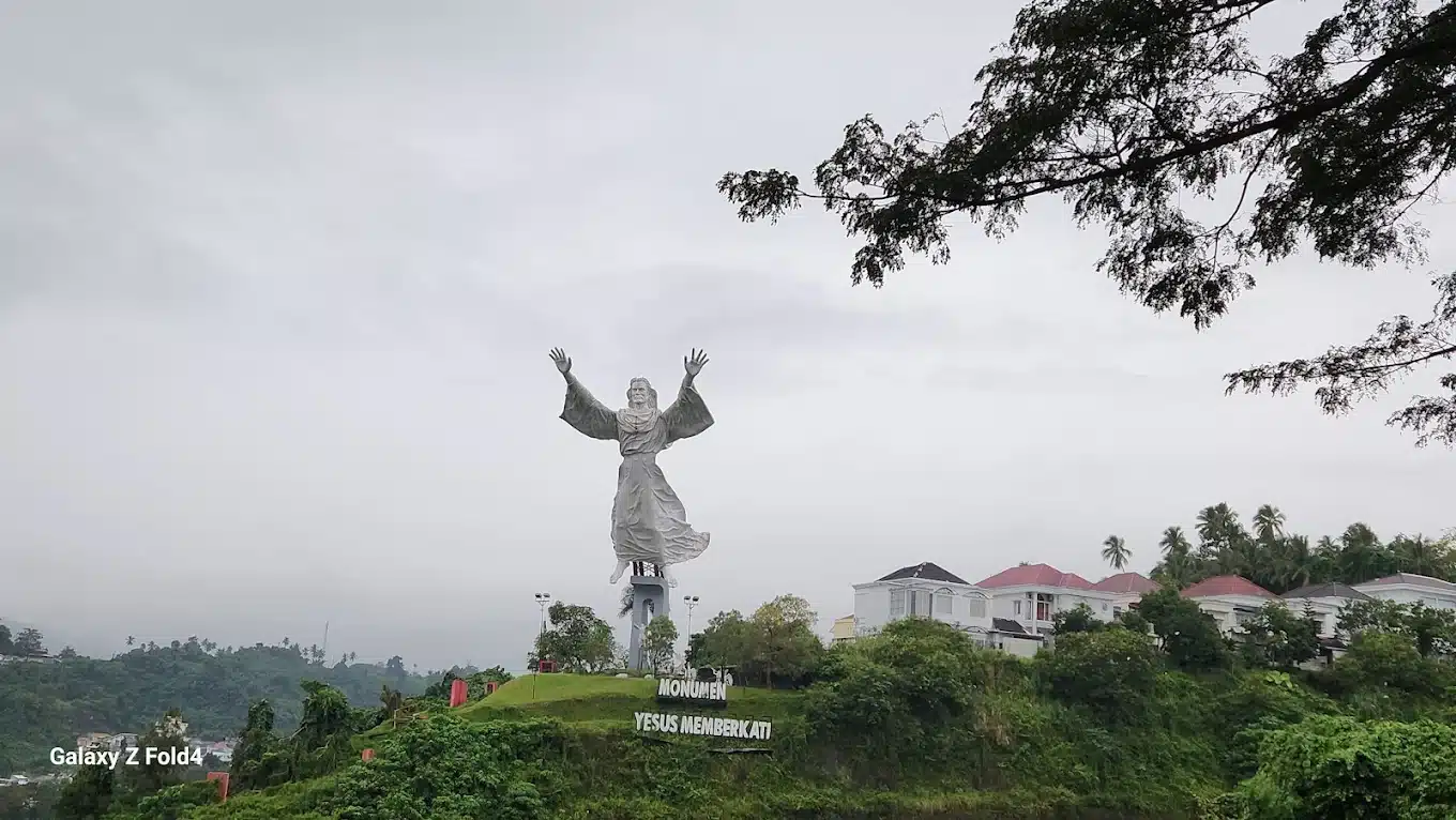 Tempat wisata di Manado yang lagi trend, Monumen Yesus Memberkati