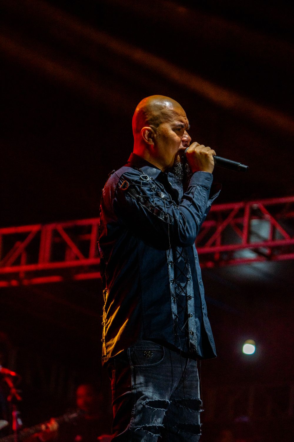 Ahmad Dhani Membawakan Lagu Sedang Ingin Bercinta