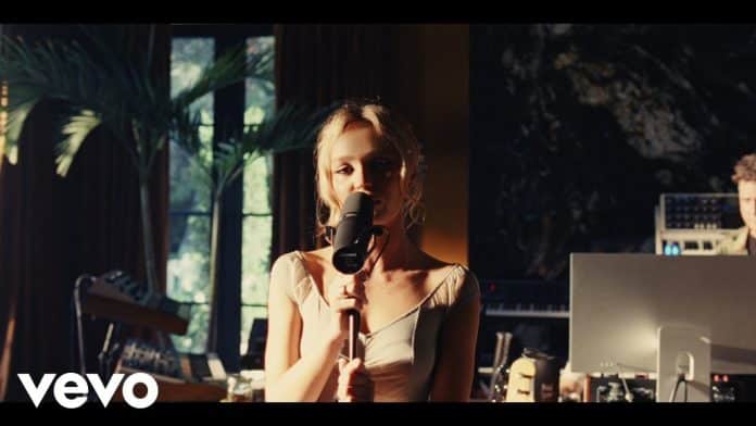 Makna Lagu One Of The Girls