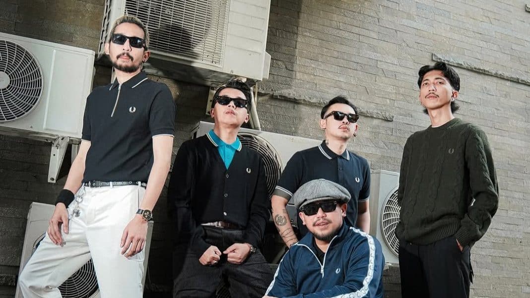 Lagu Rebellion Rose