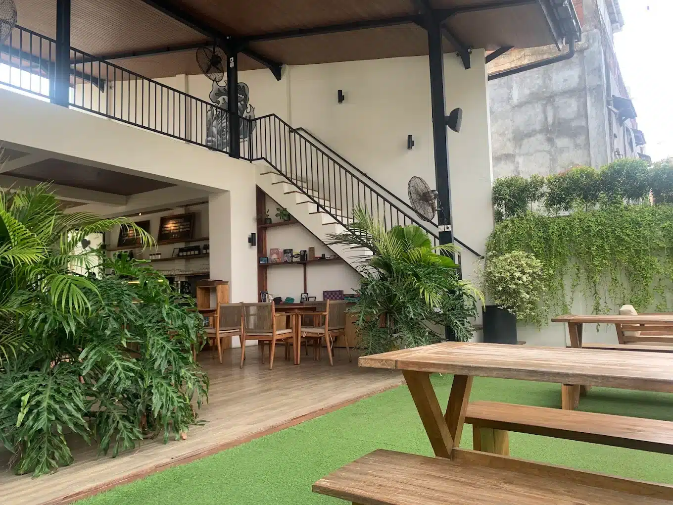 Cafe di Lombok, Curfew Restaurant and Beer Garden