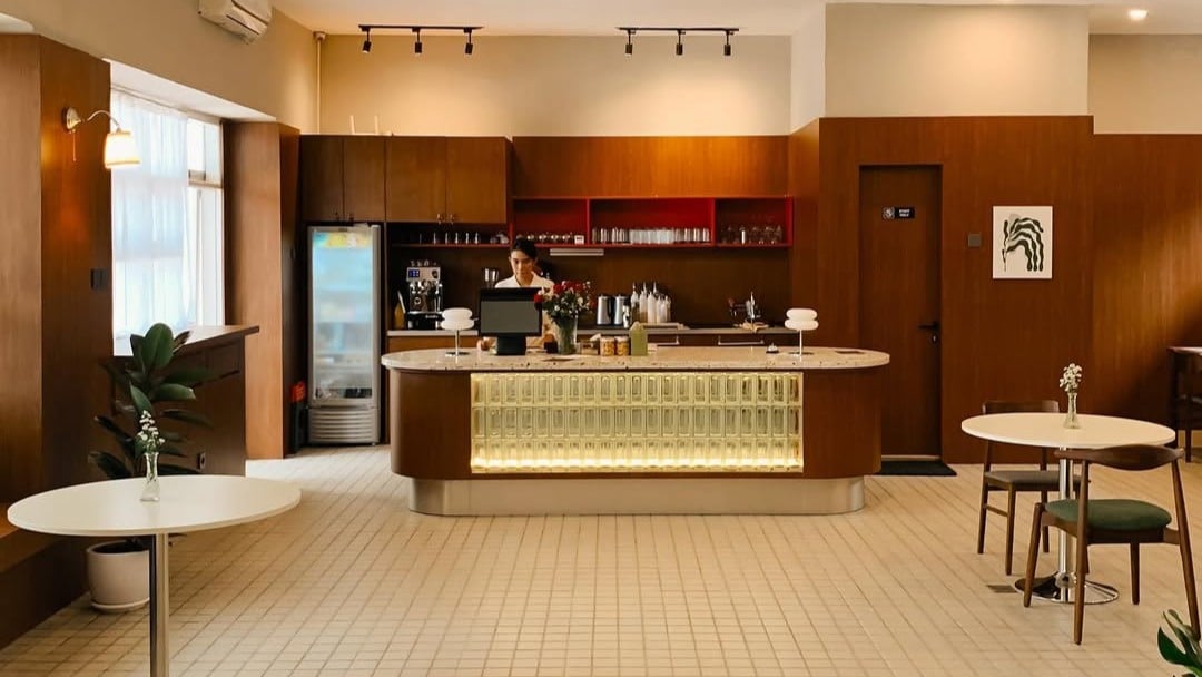 Cafe di Bandung, Menjama
