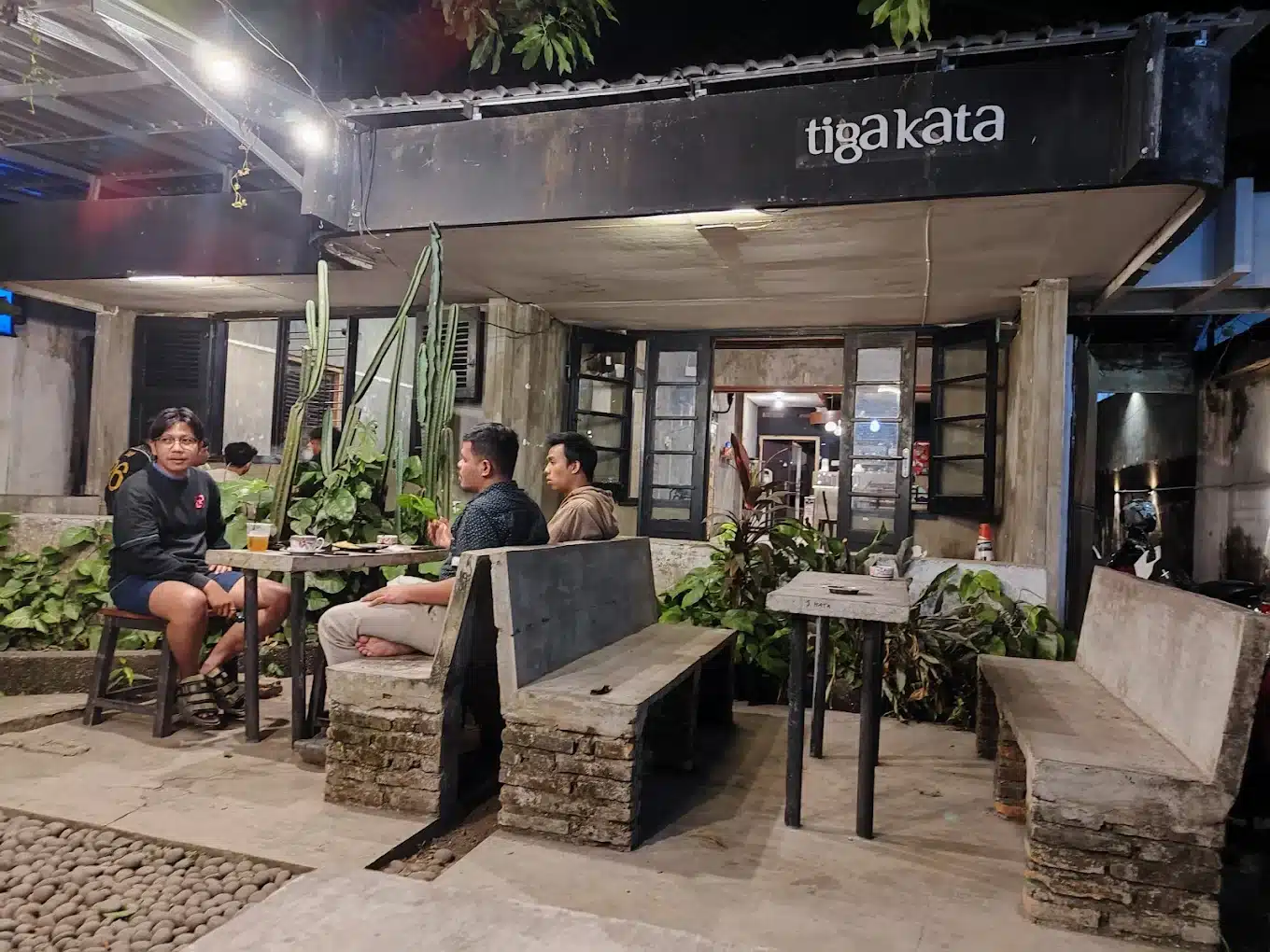 Cafe Jember, TIGAKATA